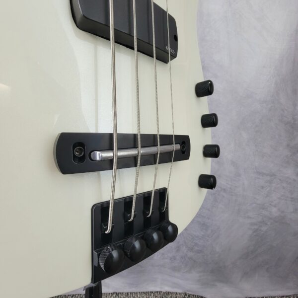 B-Stock WAV4 RADIUS Bass Guitar Metallic White W160369 - Image 3